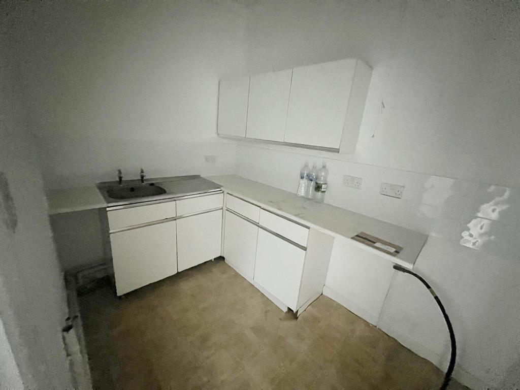 Lot: 28 - TOP FLOOR FLAT FOR IMPROVEMENT - Internal view of kitchen